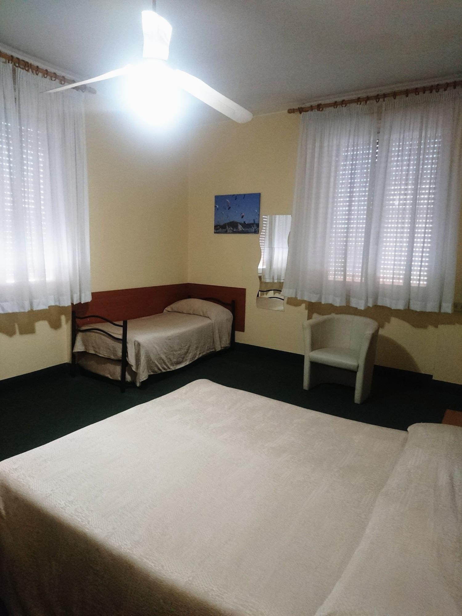 Giappone Inn Parking Hotel Livorno Kültér fotó